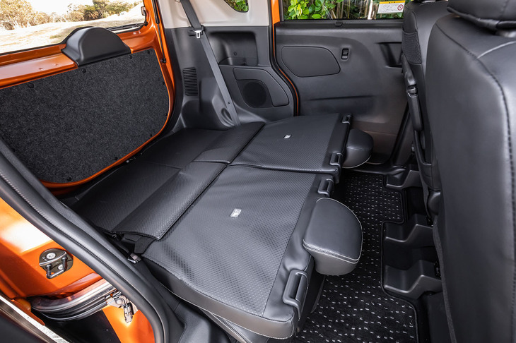 「デリカミニTプレミアム」のリアシートバックをすべて前方に倒した様子。