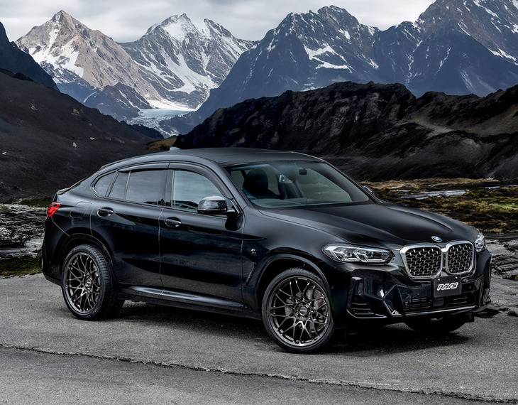 「BMW X4」への装着例。このほか、「ポルシェ・マカン」や「アウディQ3」といったSUVや、セダンの「BMW 3シリーズ」「テスラ・モデルS」、クーペ「レクサスLC」などさまざまな車種とのマッチングが推奨される。