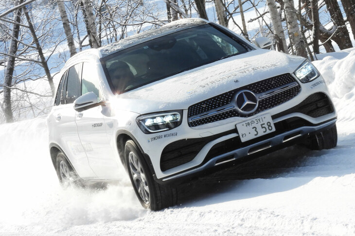 新雪が降り積もった一般道を走る、「シンクロウェザー」を装着した「メルセデス・ベンツGLC」。
