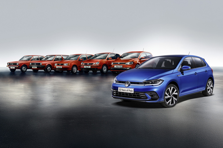 「ポロ」の最新モデルは2017年に登場した6代目（写真右）で、現在販売されているのは2022年にマイナーチェンジが行われた改良型。1975年に初代モデルがデビューして以来50年にわたり進化を続け、これまでに世界で累計2000万台を販売したという。