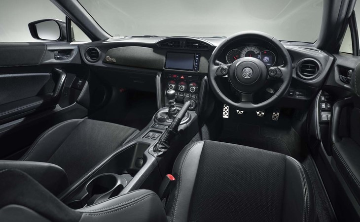 「86 GT“ブラックリミテッド”」のインテリア。エクステリアと同様にブラック基調で、本革×アルカンターラのシート（ヒーター付き）やグランリュクスのメーターバイザーなどがおごられている。