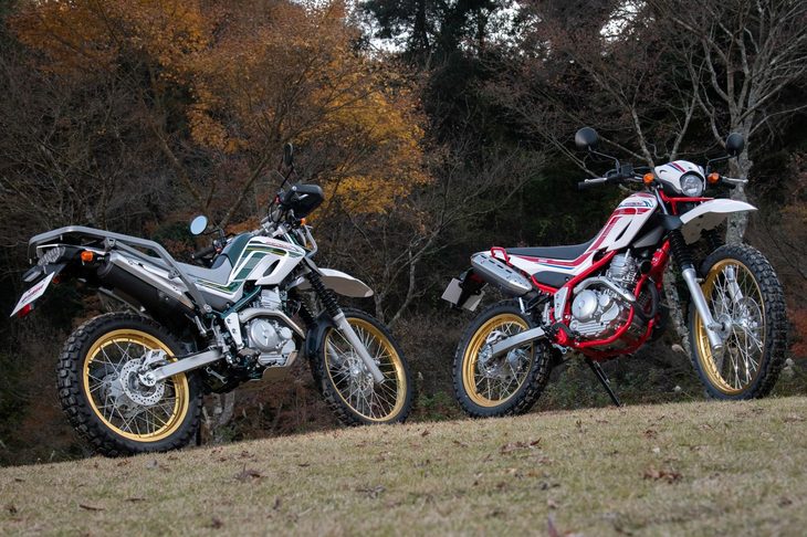 35年の歴史のトリを飾る「ヤマハ・セロー250ファイナルエディション」。人気のアクセサリーパッケージ「ツーリングセロー」装着車（左）も用意される。