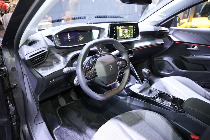 プジョーe-208（インテリア）