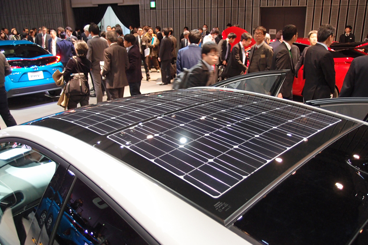 「ソーラー充電システム」（オプション）搭載車のルーフ。これにより、EV走行用エネルギーの一部を太陽光でまかなうことができる。