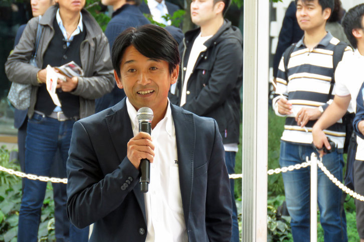 スタンプポイントのテントで参加者へのインタビュアーを務めるのは、元F1ドライバーの片山右京氏。