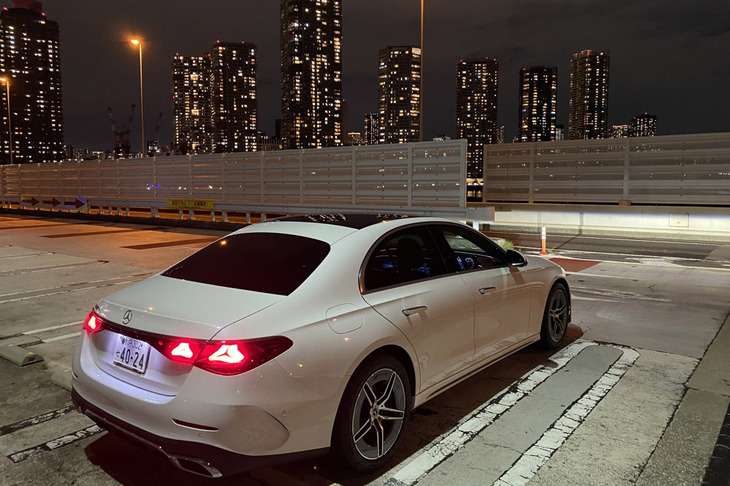 以前試乗した「E220dアバンギャルド」（写真）のアンビエントライトには、「オーディオに同調」機能が備わっていた。それをONにして夜の首都高を走り大感動したので、今回の「CLEカブリオレ」も楽しみにしていたのだが……。