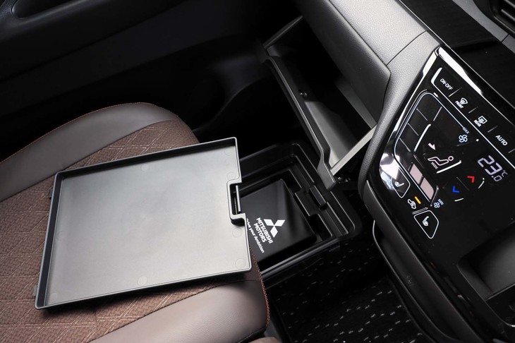 めったに使うことのない車検証は、助手席シートアンダートレイに収納できるようになっている。