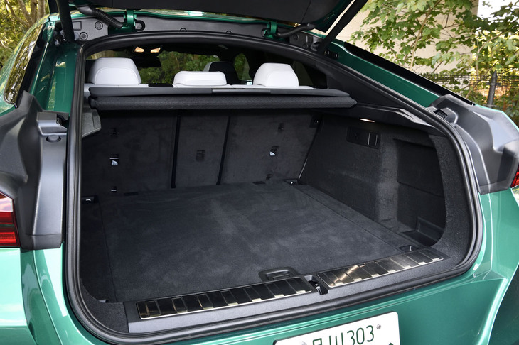 荷室容量は後席使用時（写真）で580リッター、後席背もたれを前方に倒した場合は最大1530リッターに拡大できる。荷室床下にはサブトランクも設置。足の動きで作動する「オートマチックテールゲートオペレーション」も標準装備されている。