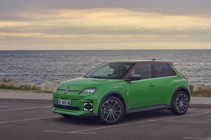 2024年2月のジュネーブモーターショーで発表された市販型「ルノー5 E-TECHエレクトリック」。1972年登場のコンパクトモデル「ルノー5」のコンセプトを現代によみがえらせたBEVである。全長×全幅×全高＝3.92×1.77×1.50mのコンパクトなボディーサイズも同モデルの特徴だ。ルノー・ジャポンではこのモデルの日本導入を検討しているという。