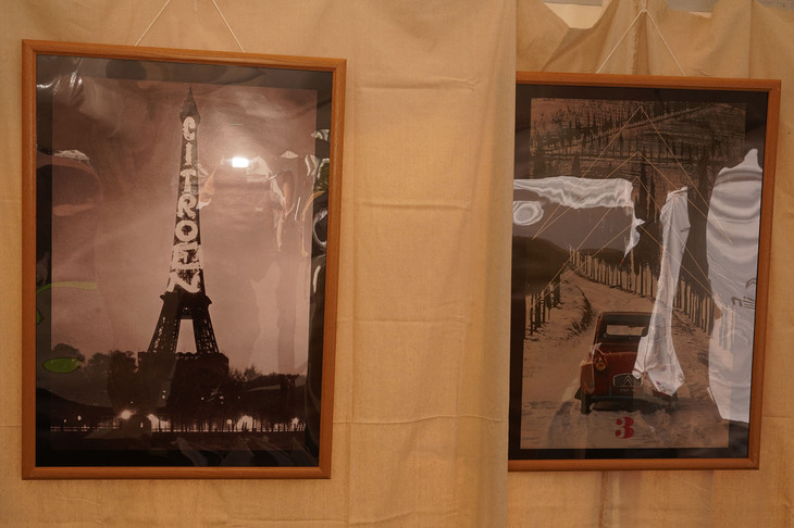 ミニゲームコーナーのテントに展示されたパネル。写真左はエッフェル塔に飾られた「CITROËN」のサイン広告。