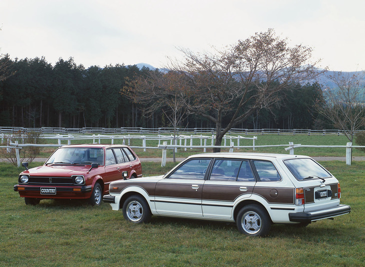 1980年「ホンダ・シビック カントリー」。ボディーはバンと共用で、リアサスペンションもハッチバック／セダンのストラットの独立に対して、バンと同じリーフの固定軸。1.5リッターSOHCのCVCCユニットを積む。