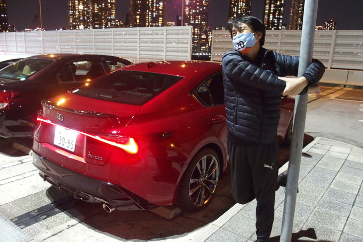 辰巳PAに到着。いつもならここでドライバー交代し、帰りは助手席インプレッションを楽しむのだが、「IS300“Fスポーツ”」なら、運転席は譲りたくない！ ということで、帰路もそのままステアリングを握ることにした。