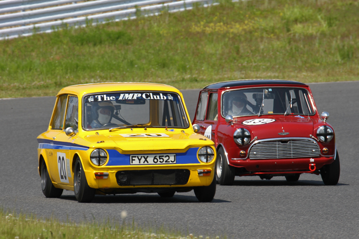 ティントップカップにおける、FFとRRという正反対のレイアウトを持つライバル同士だった1964年「オースチン・ミニ」（右）と66年「ヒルマン・インプ」（左）のバトル。結果はインプが総合3位、ミニが6位。