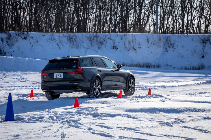 モーグルと呼ばれる凹凸のある路面を走行。片輪が宙に浮くような状態でも余裕で脱出が可能だ。ハルデックスカップリングが用いられた四駆システムは、100：0〜0：100の範囲で前後駆動配分を可変する。