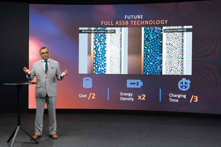 全固体電池「ASSB」について説明する、日産のアシュワニ・グプタCOO。今日におけるリチウムイオンバッテリーの2倍のエネルギー密度と3分の1の充電時間を実現し、かつコストも65ドル/kWhを目指すという。