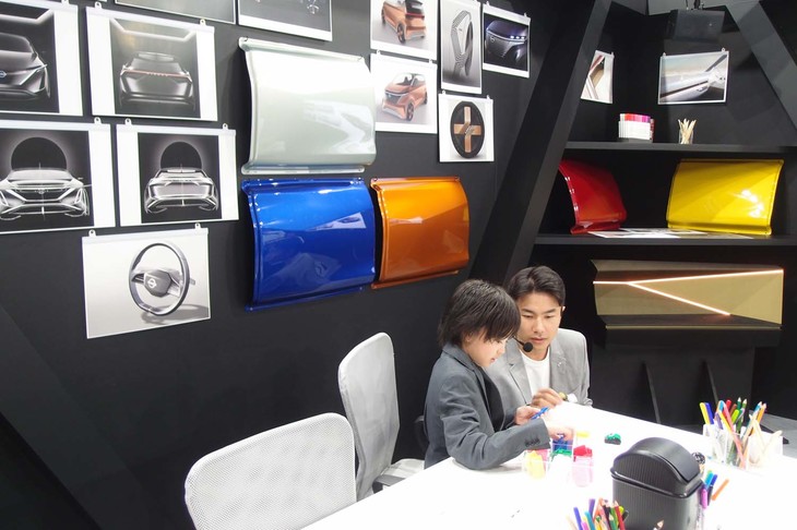 デザインも自動車業界の重要な仕事のひとつ。日産自動車のコーナーでは、コンセプトカーのデザインにトライする。