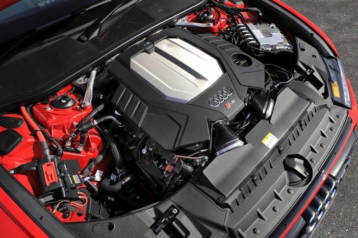 最高出力600PS、最大トルク800N・mを生み出す4リッターV8ツインターボエンジンを搭載。低～中負荷時には4気筒の燃料噴射と点火を停止して給排気バルブを閉じる気筒休止機構を備えている。