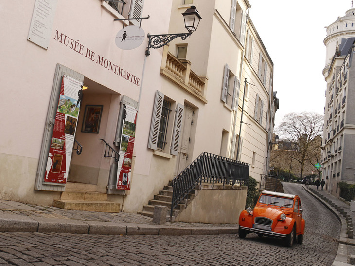 19世紀から20世紀にかけて数々の文人や画家が拠点にしたモンマルトルで。絶好のタイミングで「シトロエン2CV」が到来した。