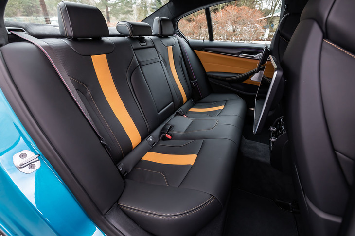 前後ドアにソフトクローズシステムを標準装備。リアシートの背もたれには、40：20：40の分割可倒機構が備わる。