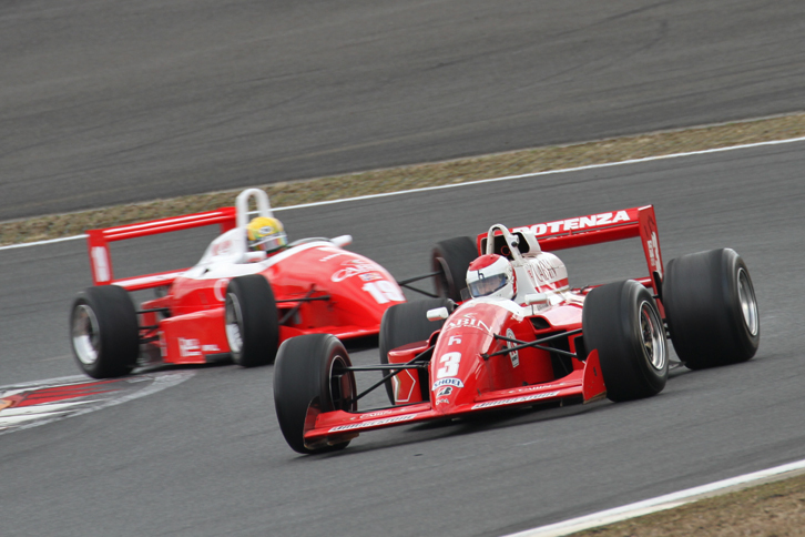 「HERO of Fomula」と題された、FSWで競ったフォーミュラカーのデモラン。1980年代から90年代にかけてトップチームをスポンサードしたCABINカラーに塗られた2台は、前が91年に片山右京のドライブで全日本F3000王座を獲得した「ローラT90-50 DFV」、後ろが92年の全日本F3を戦った「ラルトRT35」。