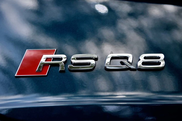 【アウディRS Q8のスペック】
	ボディーサイズ：全長×全幅×全高＝5010×2000×1700mm／ホイールベース：2995mm／車重：2410kg／駆動方式：4WD／エンジン：4リッターV8 DOHC 32バルブ ツインターボ／トランスミッション：8段AT／最高出力：600PS（441kW）/6000rpm／最大トルク：800N・m（81.6kgf・m）/2200-4500rpm／タイヤ：（前）295/35ZR23 108Y XL／（後）295/35ZR23 108Y XL（コンチネンタル・スポーツコンタクト6）／燃費：7.1km/リッター（WLTCモード）／価格：1869万円
	
	【取材時の燃費データ】
	テスト距離：237.0km（市街地1：高速道路7：山岳路2）／使用燃料：36.6リッター（ハイオクガソリン）／参考燃費：6.5km/リッター（満タン法）／7.3km/リッター（車載燃費計計測値）