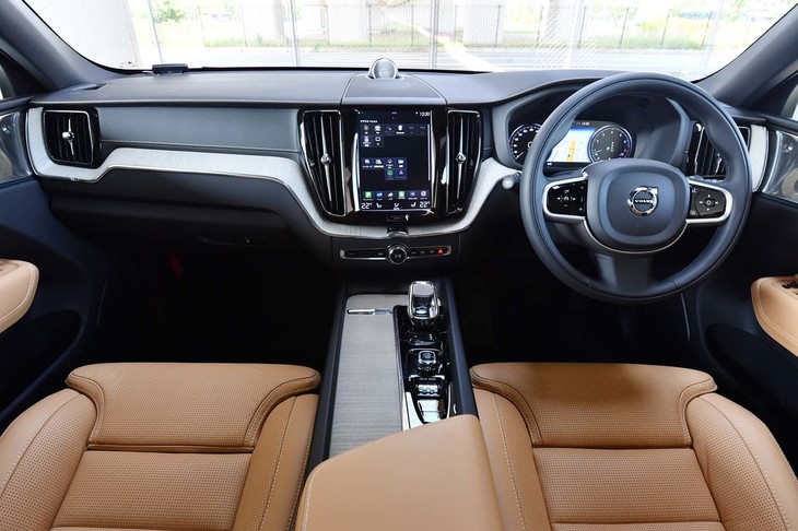 操作スイッチおよびボタンを極力廃し、すっきりとデザインされたインテリア。インストゥルメントパネルの中央部は、わずかにドライバー側に傾けられている。