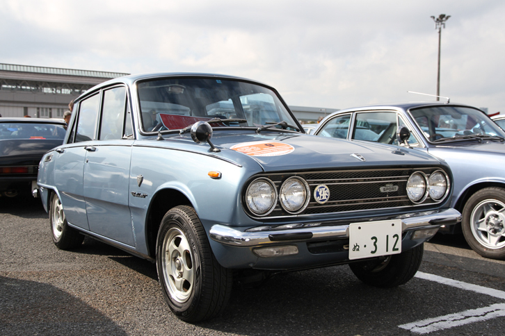1971年「いすゞ・ベレット1600 4ドア スポーツ」。セダンボディーに「1600GT」用のSUツインキャブ仕様の1.6リッター直4 SOHCエンジンを積んだモデルで、2ドアセダン仕様も存在した。アルミホイールはノンオリジナル。