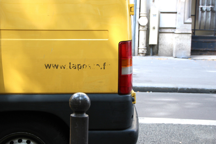 上の「シトロエン・ジャンピー」には、フランス郵便のウェブサイトを示すステッカーの跡が。