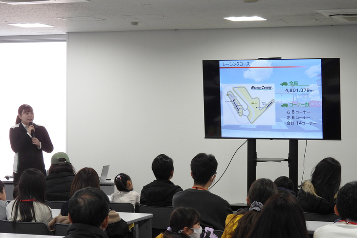 「ハローウッズ」からバスでコントロールタワーへ戻る。次なるコンテンツはレーシングコースでのサーキットクルーズだ。まずは走行前に、もてぎのレーシングコースについてお勉強。