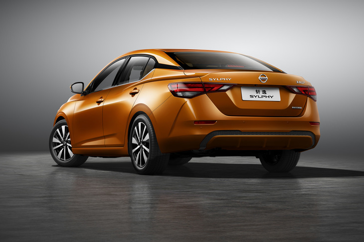 リアコンビネーションライトは、日産がブーメラン型と呼ぶLED式ライトになっている。