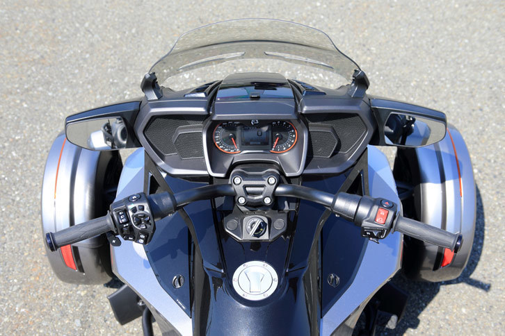 ステアリングはバーハンドル式。メーターの左右にはスピーカーが備わり、ラジオや音楽を楽しめる。