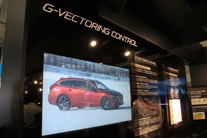 マツダが発表した新技術「G-ベクタリングコントロール」。簡単に言うと、コーナリングや車線変更の際に、ステアリングと連携してエンジンのトルクを制御することで荷重移動を最適化し、操縦安定性を向上させる機構。近い将来、順を追って全車種に標準搭載することになるという。