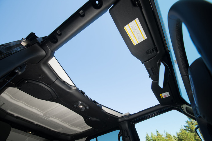 前席頭上の着脱式ハードトップは、構造の見直しと軽量化により、従来型よりも簡単に取り外せるようになった。左右分割式のパネルは、それぞれ2カ所のレバーを操作するだけで外せる。