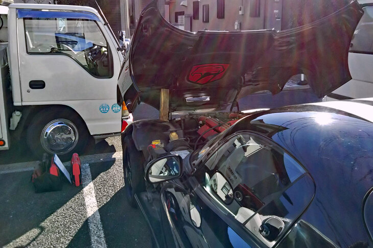 朝も早うから任意保険のロードサービスにお世話になる「バイパー」の図。近隣の皆さま、ホントにご迷惑をおかけしました。