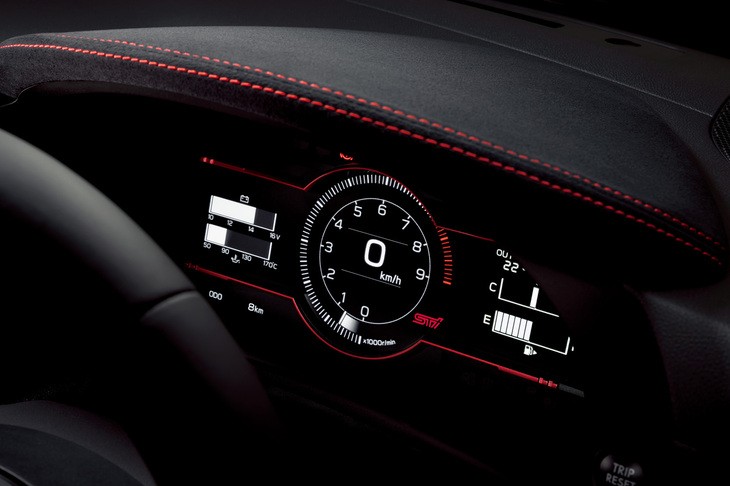 ボルドーリング加飾と「STI」のロゴ入り専用メーターが採用される「BRZ STI Sport」。エンジンのオン／オフに合わせてSTIのアニメーションも表示される。レッドステッチが施されたメーターバイザーも同モデルの専用アイテムだ。