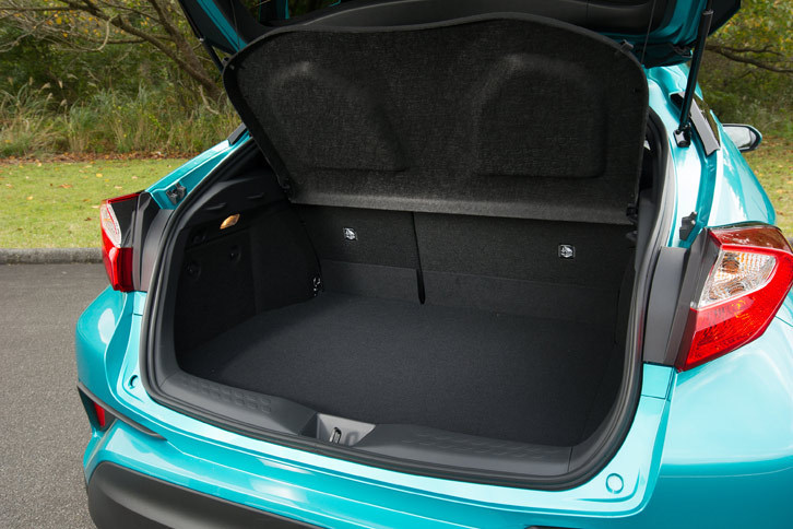 ラゲッジルームの容量についてはアナウンスされていない。リアシートには4：6の2分割可倒機構が備わる。