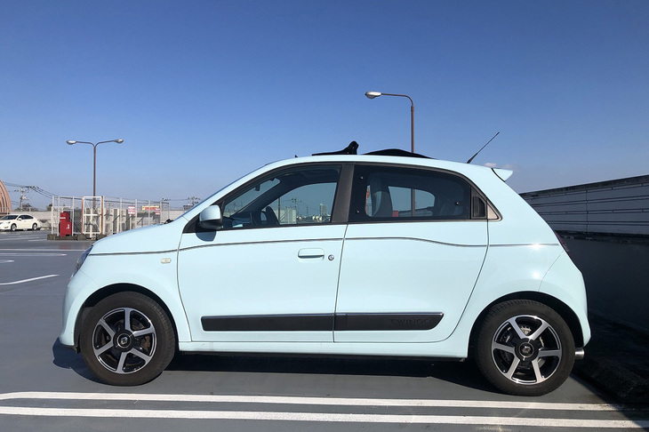 修理から戻ってきた「俺のナロー」。故障前より明らかにDCTのギクシャク感が減少した。実に満足である。しかし、出かけた先で愛車を見ていたとき、ふと違和感を抱いた。