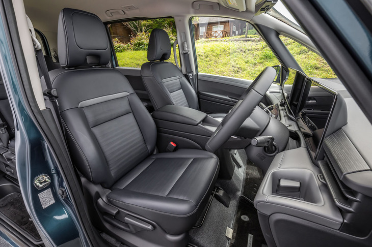 ブラックが基調となる「ルキシオン」のインテリア。シートは同グレードの専用アイテムで、素材の高級感と防汚性を両立させたという合皮の表皮で仕立てられる。全車でシートの着座面とステアリングホイールが抗菌仕様になっているのも新型「セレナ」の特徴だ。