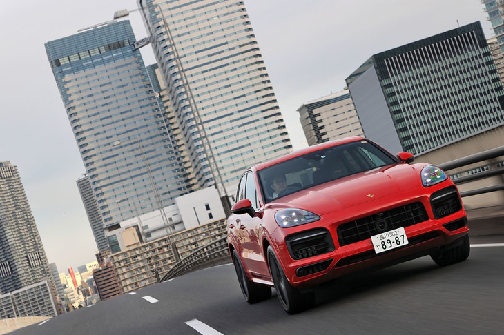 現行型「GTS」の大きなトピックがエンジン。従来型は3.6リッターV6ターボだったが、現行型では「ターボ」由来の4リッターV8ターボとなった。