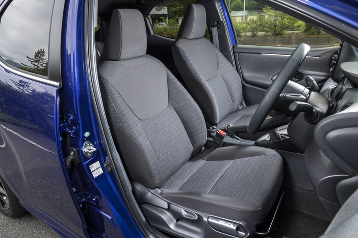 レバー操作だけで簡単に前回のドライビングポジションへと復帰できる「イージーリターンシート」は「Z」グレードの運転席に標準装備となる。