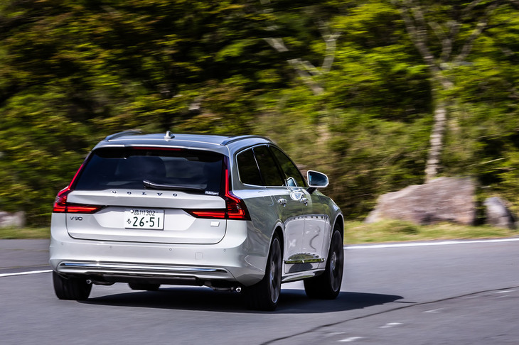 今回の改良によって、EV走行換算距離が従来型の約2倍となる81kmに延びた。「Google Map」の情報を元に、設定した目的地までのエネルギー配分（エンジンの稼働やEV走行）をコントロールする「VEM（Vehicle Energy Management）」機能も標準装備されている。