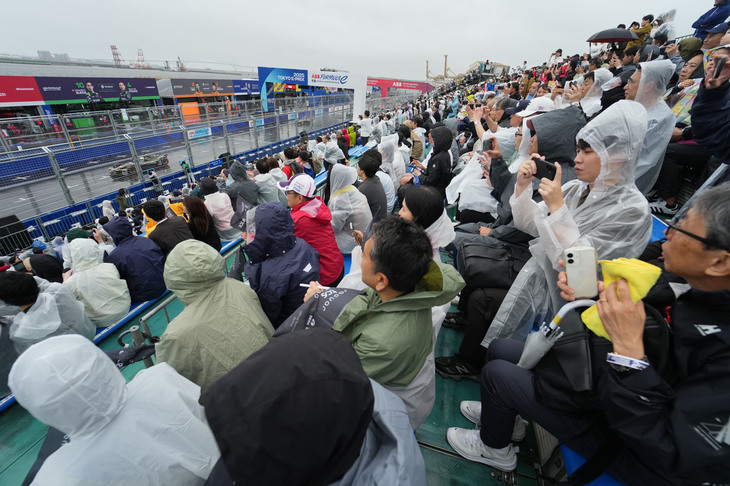 「ABB FIAフォーミュラE世界選手権シーズン11」の第8戦として2025年5月17日に行われたレースの様子。メインスタンドは多くの観客で埋め尽くされた。悪天候であったことを考えれば、上々の入りだったといえる。
