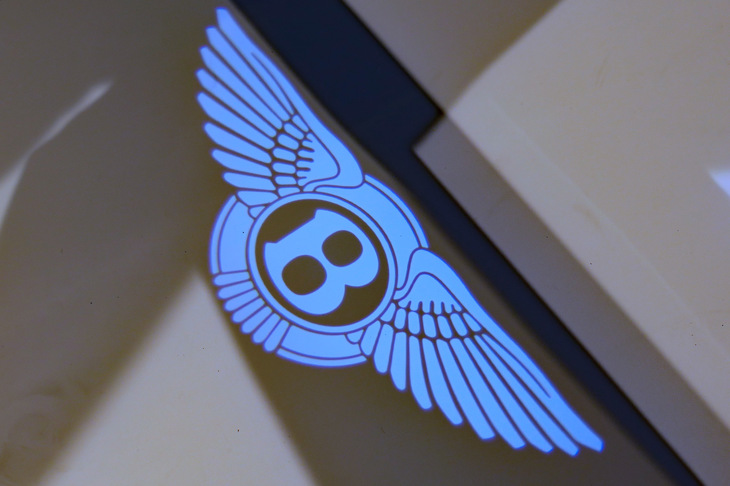 ベントレー・ベンテイガ ハイブリッド（ウエルカムライト）