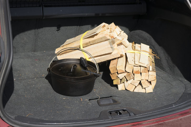 キャンプで焚き火は必須。ダッチオーブンひとつでなんでもおいしく仕上がるのが楽しい。（著者撮影）