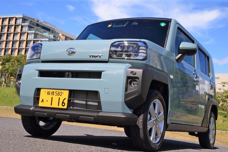 2020年6月に発売された「ダイハツ・タフト」。定規で引いたように四角張ったボディーが強烈な個性を主張する。