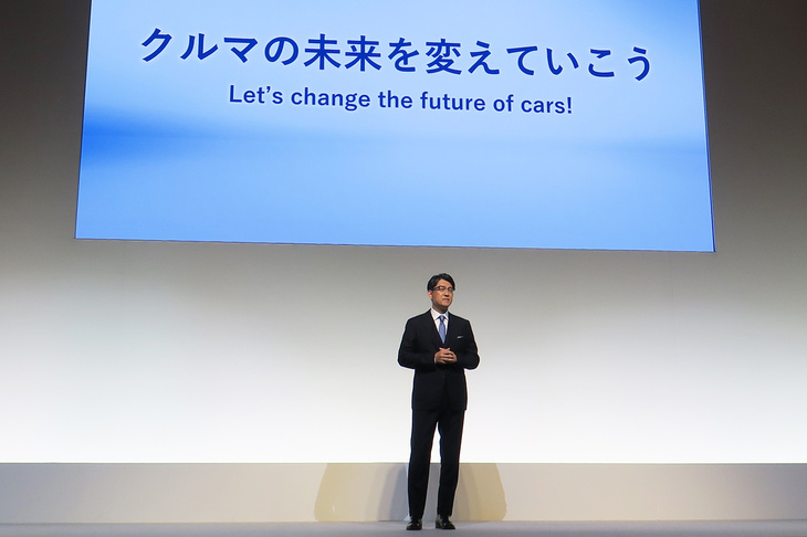 クロージングに登壇した佐藤社長。2人の副社長のプレゼンテーションを踏まえ、「グローバルかつフルラインナップのトヨタだからこそ目指せるモビリティーの未来がある」「クルマの未来を変えていくことこそ、モビリティーカンパニーを目指す私たちのテーマ」と述べた。