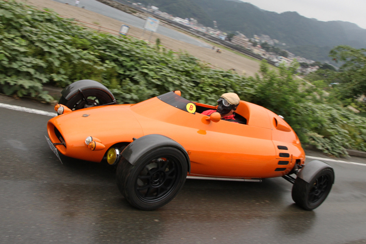 「熱海G.P. RUN」と題された、恒例の市内ツーリングに出発する1992年「ロケット」。ゴードン・マーレー設計の、ヤマハの二輪用1リッター直4エンジンとギアボックスを流用した、少量生産のミドシップスポーツ。