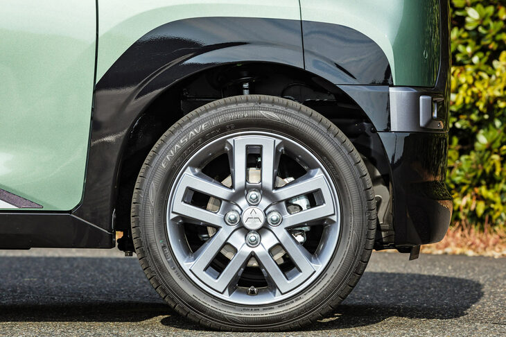 フェンダーなどの黒い箇所は、実はいずれも塗装である。先にこの部分を黒で塗り、乾いた後でマスキングをして、ボディー色を塗っているという。