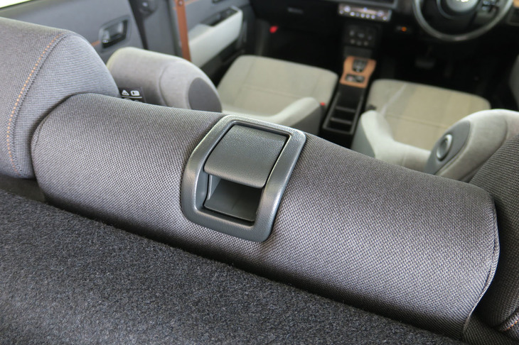 ホンダeアドバンス（後席可倒機構のレバー）