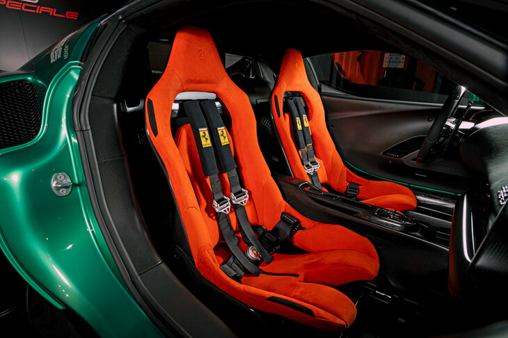 一枚のカーボンパネルでできたドアトリムなどを見ると、「296スペチアーレ」も十二分にどう猛な気がするのだが……。